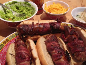 Postal: Hot dogs con una salchicha envuelta en bacon