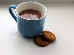 Taza de chocolate y galletas