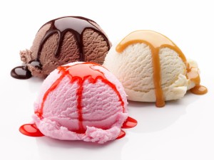 Tres bolas de helado cubiertas con sirope