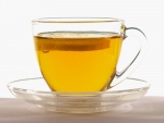 Taza transparente con té y una rodaja de limón