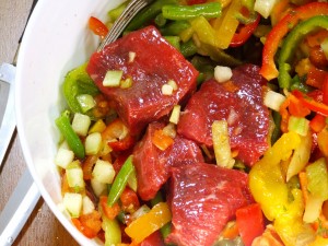 Carne marinada con pimientos y otros vegetales