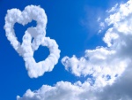 Dos corazones de nubes entrelazados