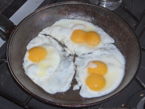 Cinco huevos fritos en una sartén