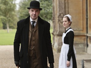 El ayudante de cámara John Bates y la primera doncella Anna Smith en Downton Abbey