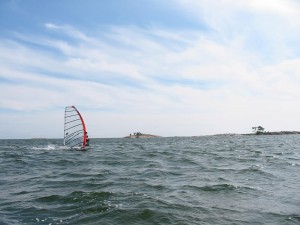 Postal: Solo en el mar practicando windsurf