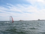 Solo en el mar practicando windsurf
