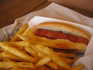 Hot dog y patatas fritas