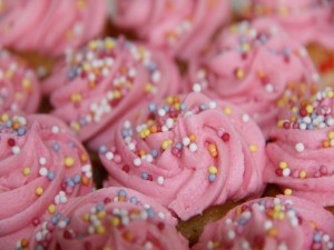 Cupcakes rosas con bolitas de colores