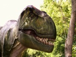 Dinosaurio enseñando sus afilados dientes