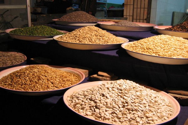 Platos con diferentes tipos de semillas