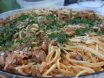 Fuente de espaguetti con champiñones y perejil