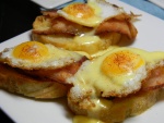 Rebanadas de pan con bacon y huevos de codorniz