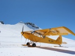 Piper PA-18 aterrizando sobre el glaciar Trient (Suiza)