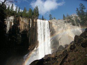 Postal: Arco iris en las Cataratas Vernal, Parque Nacional de Yosemite