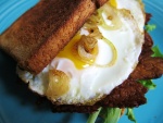 Sándwich de huevo con cebolla