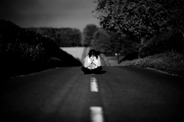 Reflexionando sola en una carretera