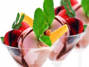 Copas de cóctel con helado de fresas y hojas de menta