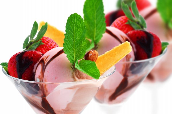 Copas de cóctel con helado de fresas y hojas de menta