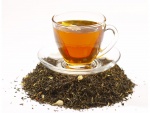 Taza de té sobre un montoncito de hojas de té