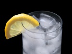Vaso de agua helada con limón