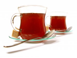 Dos tazas de té con terrones de azúcar moreno