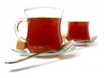 Dos tazas de té con terrones de azúcar moreno