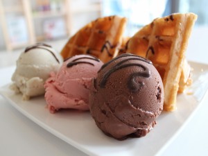Tres sabores de helado con gofres
