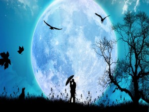 Dos enamorados besándose con la luna llena de fondo