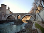 Puente Fabricius sobre el río Tíber (Roma)