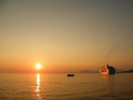 Puesta del sol en Míkonos (Grecia) con el Costa Victoria en el margen derecho