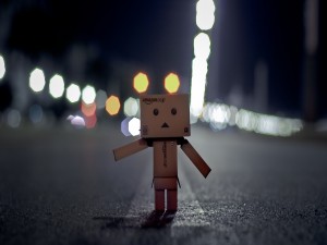 Postal: Danbo solo en una carretera