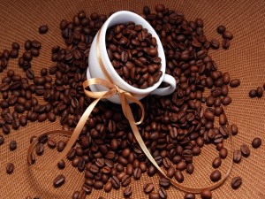 Taza con un lazo y granos de café