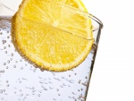 Agua con gas y una rodaja de limón