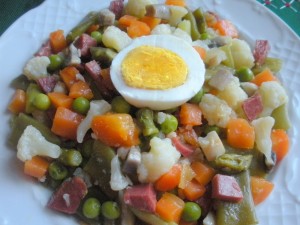 Menestra de verduras con jamón serrano y huevo