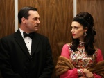 Don Draper y Megan en el ascensor