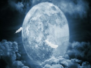 La Luna entre las nubes
