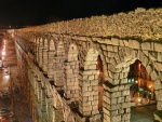 Vista nocturna del Acueducto de Segovia (España)