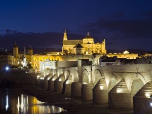 Puente romano junto al río Guadalquivir (España)