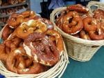 Cestas con pretzels, bollos típicos alemanes