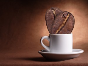 Granos de café gigantes en una taza
