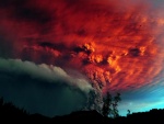 Nube de humo rojo producida por un volcán en erupción