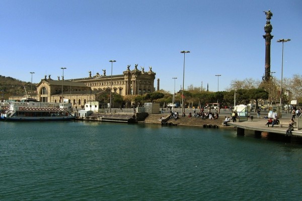 Embarcadero frente al monumento a Colón, en el Puerto de Barcelona