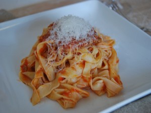 Cintas de pasta fresca con tomate y parmesano