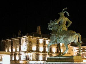Postal: Estatua de Pizarro y plaza mayor de Trujillo por la noche