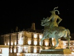 Estatua de Pizarro y plaza mayor de Trujillo por la noche