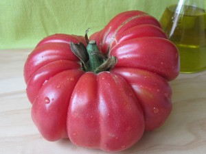 Un gran tomate maduro
