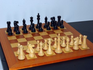 Postal: Tablero de ajedrez y fichas