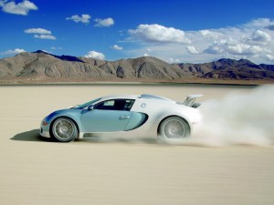 Postal: Bugatti Veyron cruzando el desierto