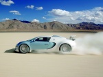 Bugatti Veyron cruzando el desierto