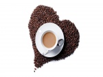 Taza sobre un corazón de granos de café